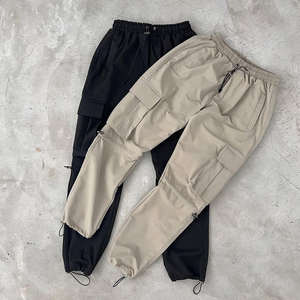 Conjunto de dos piezas de invierno personalizado: cortavientos casual de peso pesado con capucha y cremallera, pantalones de chándal para hombre, estilo urbano con puños. - Product Image 5