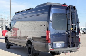 Fourgon utilitaire Mercedes-Benz Sprinter 3500XD 4WD de luxe d'occasion 2021-2022 - Product Image 2