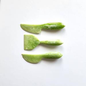 Juego de Cuchillos para Queso de Resina de Estilo Moderno, Marca Kiswah Craft, Herramientas de Corte de Queso de Alta Calidad, Tenedor para Frutas, Cortador de Mantequilla para Uso Doméstico y Hotelero - Product Image 1