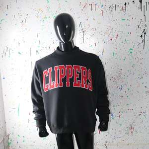 Sudadera CLIPPERS BLACK con Cuello Alto, 100% Rojo, Apliques Bordados, Cuello Ancho, URBAN PRODUCTIONS - Product Image 1