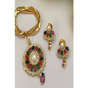 Ensemble collier et boucles d'oreilles Mala en laiton plaqué or de qualité supérieure, avec de véritables perles, pour mariage, fiançailles, soirée, pour femmes - Product Image 1