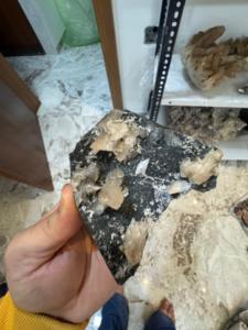 Calcedonia Negra Natural con Stilbite |   Venta al por Mayor de Especímenes de Cristales Minerales para Exportación - Product Image 2