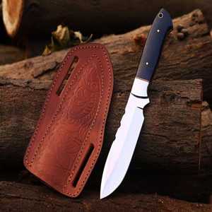 Cuchillo de Caza de Hoja Fija Plateada con Mango Negro y Funda de Cuero Marrón Repujado, Cuchillo Utilitario para Supervivencia y Camping al Aire Libre - Product Image 1