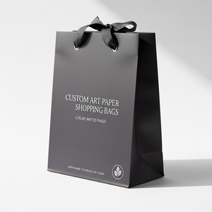 ถุงกระดาษอาร์ตพิมพ์ลายตามสั่ง เคลือบด้านหรูหรา ย่อยสลายได้ เป็นมิตรกับสิ่งแวดล้อม รีไซเคิลได้ พร้อมหูหิ้วทันสมัย สำหรับบรรจุภัณฑ์ของขวัญและขายปลีก - Product Image 1