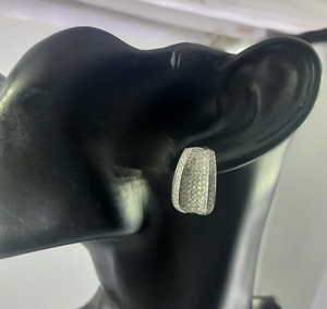 Pendientes de Aro Huggie de Plata de Ley 925 con Diamantes Blancos Redondos de 1.60 Ct, Joyería de Lujo Moderna para Mujer, Venta al por Mayor para Bodas - Product Image 4