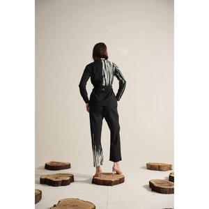 Ensemble coordonné noir pour femme, style indo-occidental, haut imprimé à nouer avec pantalon droit, tenue de soirée formelle de créateur - Product Image 4
