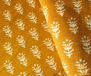 ผ้าฝ้ายพิมพ์ลายด้วยมือ สีเหลืองมัสตาร์ดพื้นขาวลายบูตะ ผ้าทอมือจากอินเดีย ลายดอกไม้แบบมินิมอล - Product Image 1