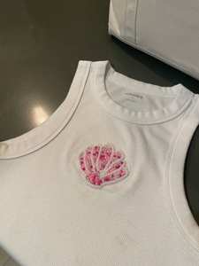 Camiseta sin mangas de lujo de algodón con bordado de cuentas, cuello redondo, para mujer, ajuste ceñido, con parche de frutas con cuentas mixtas, ideal para verano. Venta al por mayor. - Product Image 3