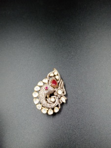 Broche Amaira Jewels Vintage Fleur Paon en Argent 925 avec Rubis Central et Diamant Taille Poire Sertie en Bezel, Bijou de Mariage de Luxe Unisexe - Product Image 6