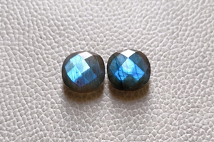 Paire de cabochons en labradorite facettée, motif coussin, avec éclat bleu, pour boucles d'oreilles, pendentifs et bijoux, 14 mm - Product Image 4