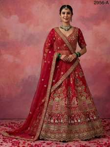 Lehenga Choli Rojo con Bordado Intenso y Dupatta de Tela de Red, Traje de Boda Indio de Lujo para Mujer - Product Image 3