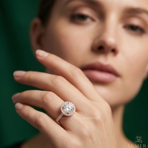 Anillo de Compromiso con Halo de Diamantes Cultivados en Laboratorio, Certificados por IGI, en Oro Rosa de 9KT, 10KT, 14KT y 18KT, con Moissanita, Personalizado para Mujer - Product Image 6