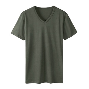 Vente en gros de t-shirts noirs à col en V pour hommes tricotés 100% coton 180G T-shirts à col rond en vrac 100% coton à col en V uni - Product Image 1