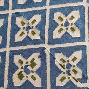Tapis Durrie en laine fait main à poils ras, motif géométrique moderne bleu et blanc, tissage plat, pour la prière et l'usage domestique - Product Image 5