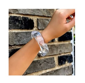 Pulsera de acrílico sólido hecha a mano, diseño personalizado, brazalete de resina transparente para mujer y hombre, regalo de cumpleaños. - Product Image 1