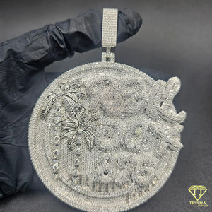 Pendentif rond de luxe en diamant avec motif palmier, style hip-hop, bijou statement glacé - Product Image 1