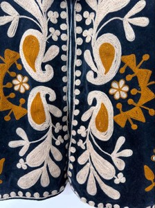 Veste élégante et exclusive en velours noir brodée à la main, style cachemire, avec motifs floraux et cachemire traditionnels. - Product Image 6
