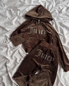 เสื้อฮู้ดซิปขายดีรุ่นใหม่ ประดับเพชรลายกราฟิก Juicy สไตล์ Y2K ผ้ากำมะหยี่เนื้อนุ่ม ชุดวอร์มแบบมีซิป เสื้อแจ็คเก็ตทรงหลวมสำหรับผู้หญิง - Product Image 1