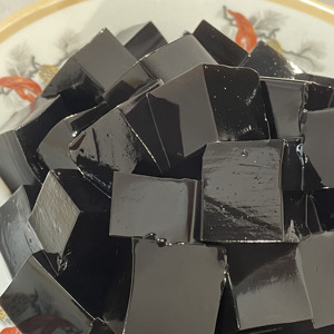 Poudre de gelée noire conçue pour la préparation de desserts et de boissons, offrant une texture lisse et un mélange facile - Product Image 5