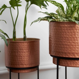 Maceta de Metal Repujado, Decorativa para Interiores y Exteriores, Elegante Maceta de Jardín para Hogar, Balcón, Sala de Estar, Oficina - Product Image 1