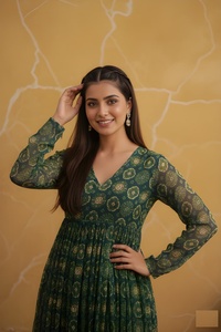 Ensemble pantalon et kurta évasé en soie Delta imprimé feuille d'argent vert pour femme |   Vêtement ethnique à manches longues et col en V - Product Image 3