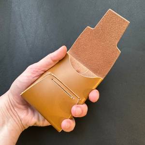 กระเป๋าสตางค์หนังสไตล์เรโทรไร้รอยต่อ  งานทำเก่าแบบดิสเทรส  ไม่มีตะเข็บ  ใส่บัตรได้  สำหรับผู้ค้าส่งบูติก รุ่น SLW-0026 - Product Image 6