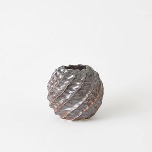 Vase décoratif minimaliste en métal pour la décoration intérieure, porte-fleurs contemporain pour bureau - Product Image 2