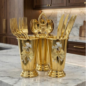 Base élégante en forme de cygne contenant un ensemble de petites fourchettes à dessert en bronze, argent et or. Disponible aux prix de gros. - Product Image 4