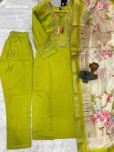 ผ้าไหมวิสโคสคุณภาพสูง พร้อมงานปักหลายเส้นและงานฝีมือที่ช่วงคอเสื้อและแขนเสื้อ ชุดคุर्ติ-กางเกงขายาว และผ้าคลุมไหล่แบบ Lagdi Patta จากซัพพลายเออร์อินเดีย - Product Image 3