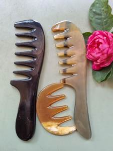 Peine de Cuerno de Búfalo Pulido a Mano Phault, Cepillo para el Cabello de Dientes Anchos Curvos Naturales - Product Image 2