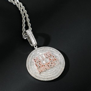 Collar con la frase 'Billion Dollar Mindset' con incrustaciones de diamantes micro pavé tipo baguette, colgante de disco 3D, estilo hip hop brillante, ideal para regalo - Product Image 6