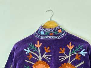 Chaqueta de terciopelo Suzani azul hecha a mano con bordado floral de estilo elegante para unisex, abrigo bohemio hippie, mayorista indio de chaquetas - Product Image 5