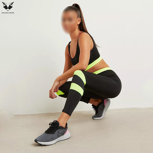 Conjunto deportivo elegante con bordes en contraste, sujetador deportivo y leggings largos, en negro con contraste de color verde, el mejor conjunto de yoga de material suave. - Product Image 2