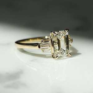 Anillo de Diamantes de Corte Esmeralda de 3.01CT Cultivados en Laboratorio, con Siete Piedras Laterales de Corte Baguette, Oro Sólido de 18K, Regalo Sorpresa para Boda o Fiesta - Product Image 5