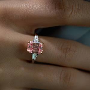 Bague de fiançailles et de mariage de luxe en or 14 carats avec diamant rose taille émeraude de 2 carats et diamants latéraux baguette effilés de 0,60 carat - Product Image 2
