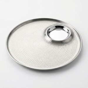 Plateau de service artisanal en acier inoxydable martelé satiné SS304 de 33 cm avec réservoir à sauce intégré, motif personnalisable pour la décoration intérieure, les hôtels et les mariages - Product Image 1
