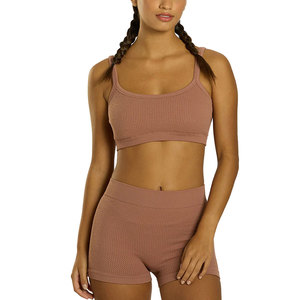 Ensemble de shorts de yoga en tissu doux uni, respirant, taille élastique, coupe élégante, ensemble 2 pièces prêt pour l'entraînement - Product Image 1