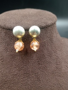 Pendientes de bola chapados en oro de latón con perlas naturales de Amaira Jewels, estilo vintage, para fiestas y ocasiones especiales, para mujeres, estilo hindú. - Product Image 4