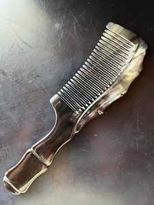 Peigne démêlant artisanal moderne en corne de buffle naturelle, forme naturelle, cadeau de mariage de l'Uttar Pradesh, décoration intérieure - Product Image 5