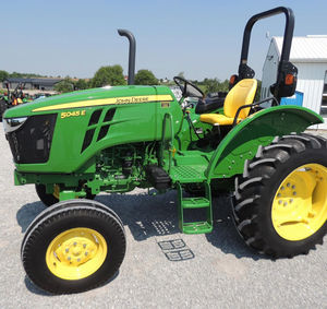 รถแทรกเตอร์จอห์นเดียร์ 5045E คุณภาพสูง ราคาโรงงาน 45 แรงม้า สำหรับงานเกษตร ใช้เครื่องยนต์ดีเซล พร้อมประสิทธิภาพที่ทนทานและรองรับ PTO - Product Image 1
