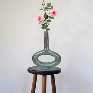 Vase de table contemporain en bronze Moon Vessel, design géométrique fait main, finition patine verte, hauteur 39 cm, sculpture décorative - Product Image 3