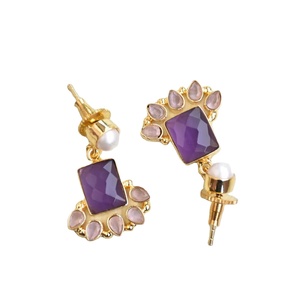 Pendientes de latón al por mayor con amatista y perlas de agua dulce, chapados en oro de 18 quilates, joyería clásica y moderna para exportación a granel. - Product Image 4
