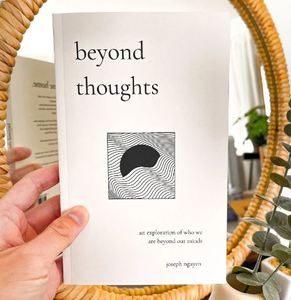 Más allá de los pensamientos de Joseph Nguyen, libro en inglés con tapa blanda, libro sobre mindfulness y crecimiento personal - Product Image 1