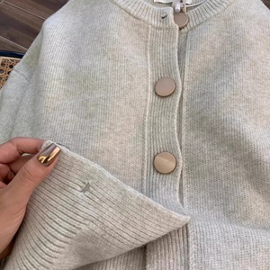 Cardigan en tricot minimaliste à col rond avec gros boutons – Veste d'hiver à manches longues, coupe ample, couleur unie pour femme - Product Image 4