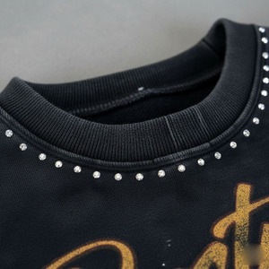 Sudadera extragrande personalizada con cuello redondo, estampado negro y dorado, detalles de pedrería, estilo crop, para hombre, estilo otoñal, unisex. - Product Image 5