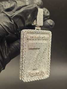 Colgante de Plata 925 con Nombre y Número de la Suerte Totalmente Cubierto de Moissanita Micro Pavé, Dijes Rectangulares Estilo Hip Hop para Cumpleaños - Product Image 4