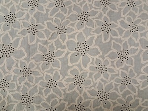 Tissu en coton blanc de qualité supérieure avec broderie Schiffli - Motifs floraux et ajourés pour ensembles coordonnés et robes - Product Image 1