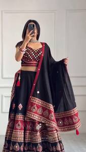 LEHENGA CHOLI DE CRÉATION EXCLUSIVE AVEC TRAVAIL DE MIROIRS VÉRITABLES, Broderie de Paillettes et Zari, pour Navratri, Garba et Cérémonies Festives - Product Image 2