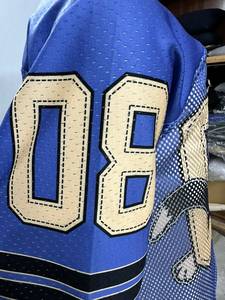 เสื้อฟุตบอลอเมริกันพิมพ์ลายแบบรีดร้อนตามสั่ง สีน้ำเงิน ผ้าตาข่าย แขนสั้น ระบายอากาศได้ดี หมายเลขทีมด้านหน้า สำหรับผู้ชาย - Product Image 3