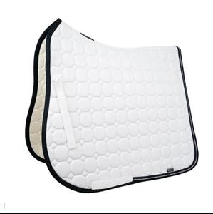 แผ่นรองอานม้าแบบคลาสสิก EQUILUX HANDCRAFT BOUTIQUE รุ่นพรีเมียมสั่งทำพิเศษ ขายดีที่สุด ผลิตจากผ้าขนสัตว์ผสมแบบเย็บติดกัน ระบายอากาศได้ดี - Product Image 1